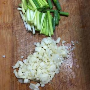 蒜头切碎，香葱切段。