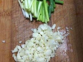 蒜头切碎，香葱切段。