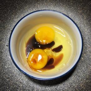 鸡蛋打入碗里，滴入几滴酱油，用筷子搅拌均匀。