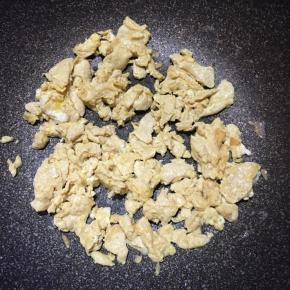 锅中倒入油大火烧热，下入鸡蛋炒散，盛出备用。