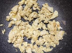 锅中倒入油大火烧热，下入鸡蛋炒散，盛出备用。