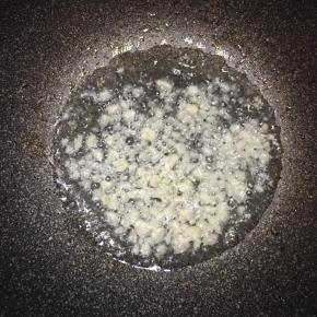 锅里再次倒入油，大火烧热，下入蒜末煸出香味。