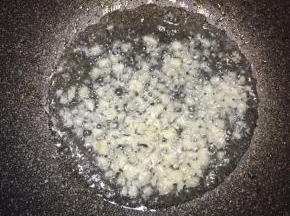 锅里再次倒入油，大火烧热，下入蒜末煸出香味。