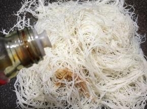 淋入酱油，用筷子拌炒均匀。