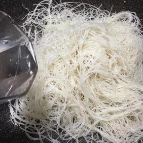 加入半碗清水。