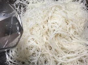 加入半碗清水。