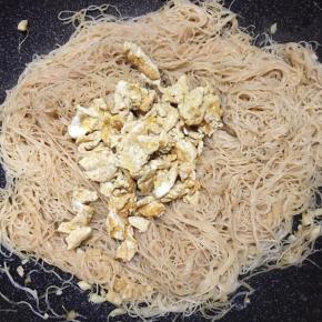 炒至水分收干，下入鸡蛋炒匀。