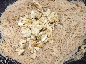 炒至水分收干，下入鸡蛋炒匀。