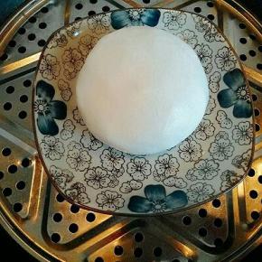 糯米粉和粘米粉混合(如果没有粘米粉可以不放，加了粘米粉口感细腻，糯而不腻)加纯净水和面，揉成面团，隔水蒸25分钟。