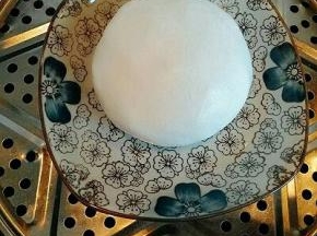 糯米粉和粘米粉混合(如果没有粘米粉可以不放，加了粘米粉口感细腻，糯而不腻)加纯净水和面，揉成面团，隔水蒸25分钟。