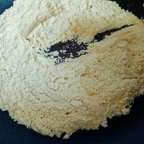 炒黄豆粉，平底锅中无油无水，加入黄豆粉小火炒，炒至黄色(颜色变深)有豆香味。