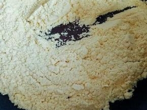 炒黄豆粉，平底锅中无油无水，加入黄豆粉小火炒，炒至黄色(颜色变深)有豆香味。