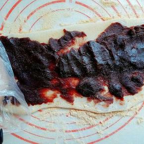 加入豆沙(可以戴上手套，不然豆沙粘手，)摊平整，抹均匀。