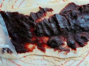 加入豆沙(可以戴上手套，不然豆沙粘手，)摊平整，抹均匀。