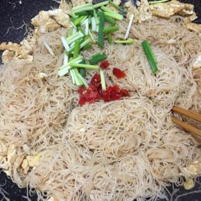 下入葱段和剁椒用筷子拌炒几下即可关火。