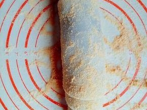 卷起来，切段，(可以根据自己喜欢切形状及大小。