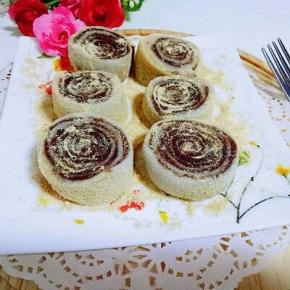 切好放入盘子里，上面撒上一层熟黄豆粉。