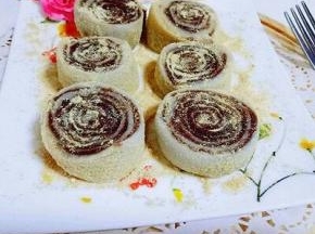 切好放入盘子里，上面撒上一层熟黄豆粉。