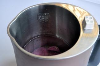 将食材全部洗净，倒入豆浆机中，盖住最低水位线。