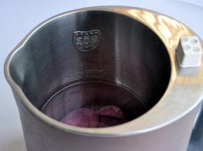 将食材全部洗净，倒入豆浆机中，盖住最低水位线。