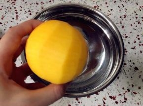 黄桃削皮，切成小块，把中间靠近桃核部分的红褐色果肉挖掉。