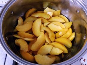 将腌制好的黄挑连同汁，一并倒入奶锅，放少量的水刚好淹住黄桃。