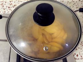 盖上锅盖，小火焖煮半小时。