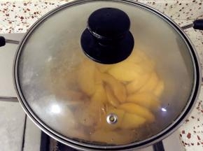 盖上锅盖，小火焖煮半小时。