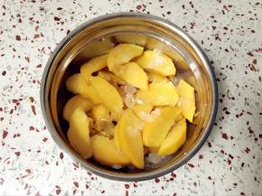 在盛放黄桃的碗中放入冰糖，腌制半个小时。