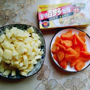 准备食材；土豆和胡萝卜去皮切菱形块，(滚刀切)。