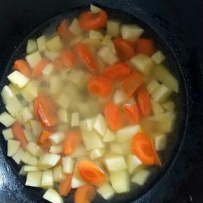 加入清水，没过土豆即可，大火烧开，转小火约8分钟。