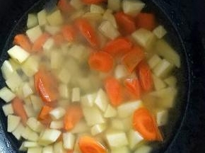 加入清水，没过土豆即可，大火烧开，转小火约8分钟。