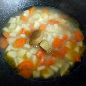 8分钟后加入咖喱块，用咖喱不需要过多调味。