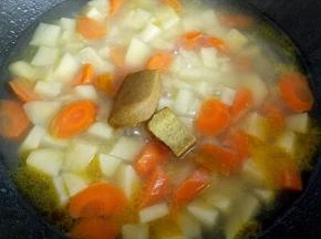 8分钟后加入咖喱块，用咖喱不需要过多调味。