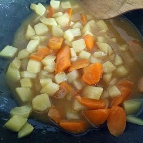 咖喱融化后，不断翻炒，避免糊底，不需要收汤，有点汤汁才好吃。