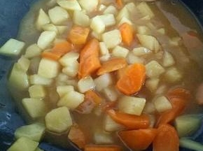 咖喱融化后，不断翻炒，避免糊底，不需要收汤，有点汤汁才好吃。