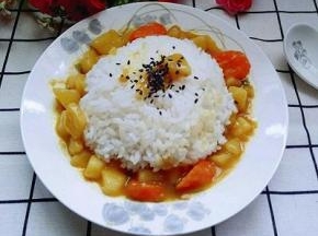 儿子喜欢这样吃，咖喱饭(^_^)