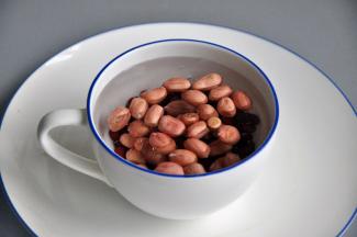 先将花生和红豆浸泡2小时。