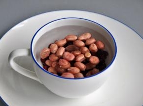 先将花生和红豆浸泡2小时。