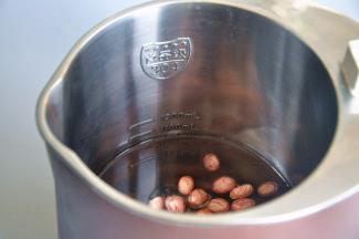 倒入豆浆机中，盖住最低水位线。