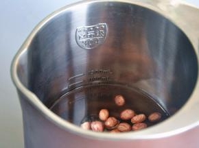 倒入豆浆机中，盖住最低水位线。