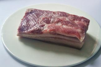 选择一块比较规则的五花肉，尽量选择肥瘦相间的五层，我们称之为三线肉。