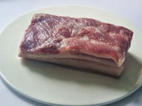 选择一块比较规则的五花肉，尽量选择肥瘦相间的五层，我们称之为三线肉。