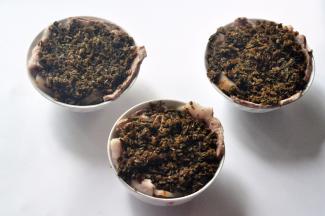 提前将宜宾芽菜泡水，去掉部分咸味，捞出沥干水分，将肉片均匀的铺在三个碗里，上面铺上芽菜，压实。