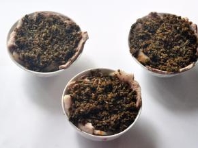 提前将宜宾芽菜泡水，去掉部分咸味，捞出沥干水分，将肉片均匀的铺在三个碗里，上面铺上芽菜，压实。