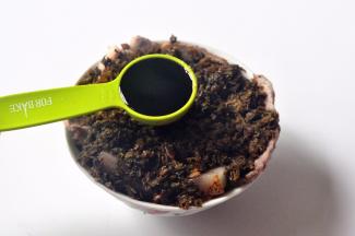 每碗倒入两勺生抽。