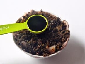 每碗倒入两勺生抽。