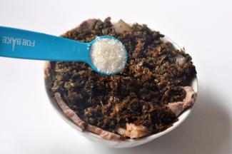 每碗均匀的撒上一勺白糖。