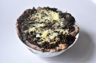 每碗均匀的撒上一勺鸡精。