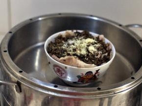 放入蒸锅中，蒸40分钟左右。